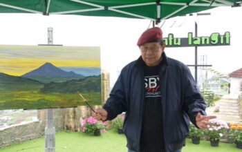 Mantan Presiden Susilo Bambang Yudhoyono atau SBY melukis Gunung Sindoro dari Dieng, Wonosobo, Jawa Tengah, pada 21 November 2025. (Tangkapan layar akun @SBYudhoyono di YouTube)