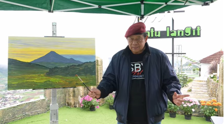 Mantan Presiden Susilo Bambang Yudhoyono atau SBY melukis Gunung Sindoro dari Dieng, Wonosobo, Jawa Tengah, pada 21 November 2025. (Tangkapan layar akun @SBYudhoyono di YouTube)