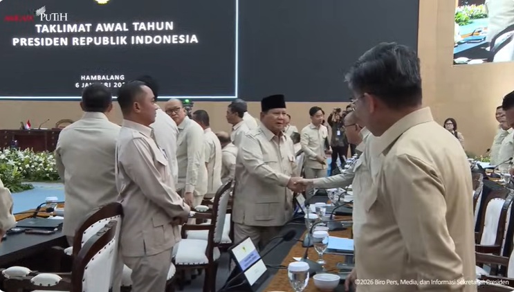 Presiden Prabowo menyampaikan taklimat awal tahun saat menggelar retret Kabinet Merah Putih di Hambalang, Bogor, Jawa Barat, pada Selasa (6/1/2026). (Tangkapan layar saluran resmi Sekretariat Presiden RI di YouTube)
