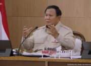 Presiden Prabowo menyampaikan taklimat awal tahun saat menggelar retret Kabinet Merah Putih di Hambalang, Bogor, Jawa Barat, pada Selasa (6/1/2026). (Tangkapan layar saluran resmi Sekretariat Presiden RI di YouTube)