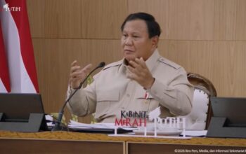 Presiden Prabowo menyampaikan taklimat awal tahun saat menggelar retret Kabinet Merah Putih di Hambalang, Bogor, Jawa Barat, pada Selasa (6/1/2026). (Tangkapan layar saluran resmi Sekretariat Presiden RI di YouTube)