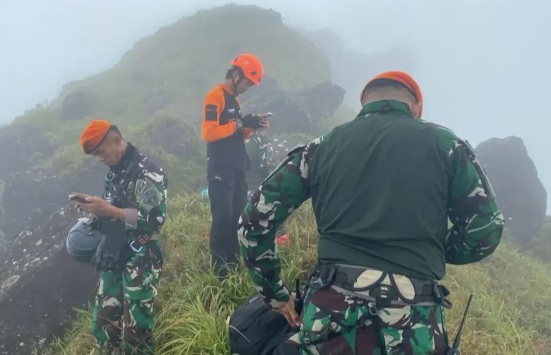 Tim SAR TNI AU dan Basarnas berhasil menemukan lokasi jatuhnya pesawat ATR 42-500 milik Indonesia Air Transport (IAT) di Gunung Bulusaraung, Kabupaten Maros, Sulsel, Minggu (18/1/2026). (Foto: Dok. Puspen TNI)