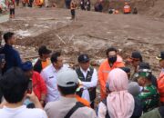 Kepala BNPB Suharyanto mendampingi Wakil Presiden Gibran Rakabuming saat mengunjungi pos pengungsian di Kantor Desa Pasirlangu, Kecamatan Cisarua, Bandung Barat, Jawa Barat, pada Minggu, 25 Januari 2026. (Foto: Dok. BNPB)