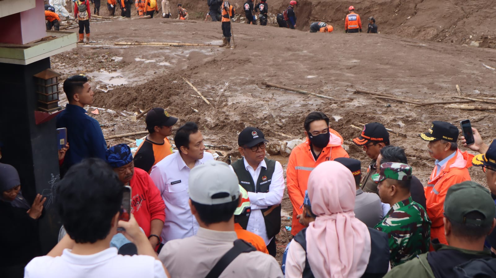 Kepala BNPB Suharyanto mendampingi Wakil Presiden Gibran Rakabuming saat mengunjungi pos pengungsian di Kantor Desa Pasirlangu, Kecamatan Cisarua, Bandung Barat, Jawa Barat, pada Minggu, 25 Januari 2026. (Foto: Dok. BNPB)