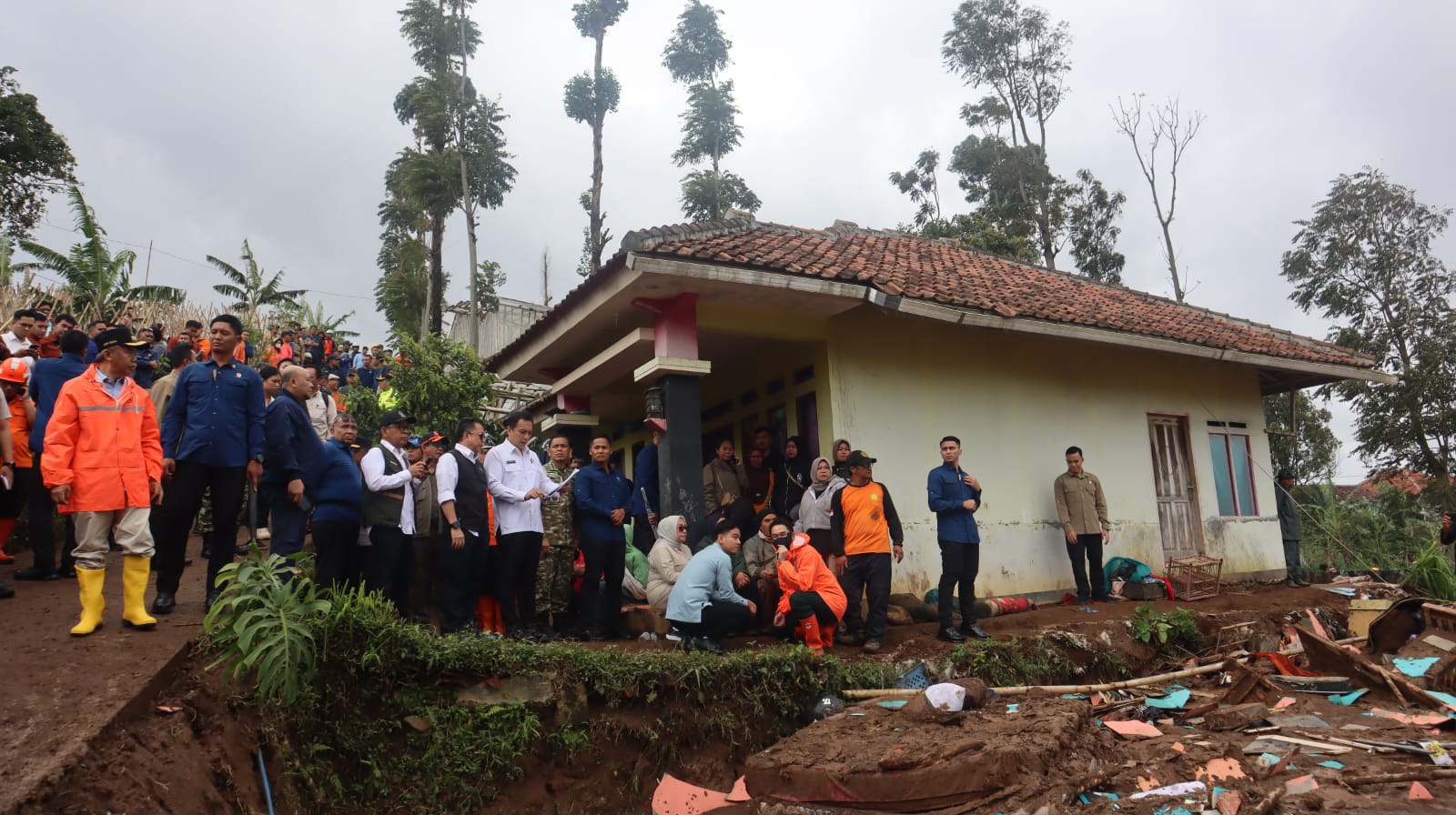 Kepala BNPB Suharyanto bersama Wakil Presiden Gibran Rakabuming dan rombongan melihat langsung lokasi bencana longsor serta pos pengungsian di Desa Pasirlangu, Kabupaten Bandung Barat, Jawa Barat, pada Minggu, 25 Januari 2026. (Foto: Dok. BNPB)