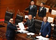 Wakil Ketua DPR Saan Mustopa menerima laporan uji kelayakan calon anggota Ombudsman masa jabatan 2026-2031 yang diserahkan Ketua Komisi II DPR Rifqinizamy Karsayuda di Kompleks Parlemen, Senayan, Jakarta, Selasa (27/1/2026). (Sumber Foto: Runi/Andri/dpr.go.id)