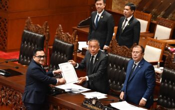 Wakil Ketua DPR Saan Mustopa menerima laporan uji kelayakan calon anggota Ombudsman masa jabatan 2026-2031 yang diserahkan Ketua Komisi II DPR Rifqinizamy Karsayuda di Kompleks Parlemen, Senayan, Jakarta, Selasa (27/1/2026). (Sumber Foto: Runi/Andri/dpr.go.id)