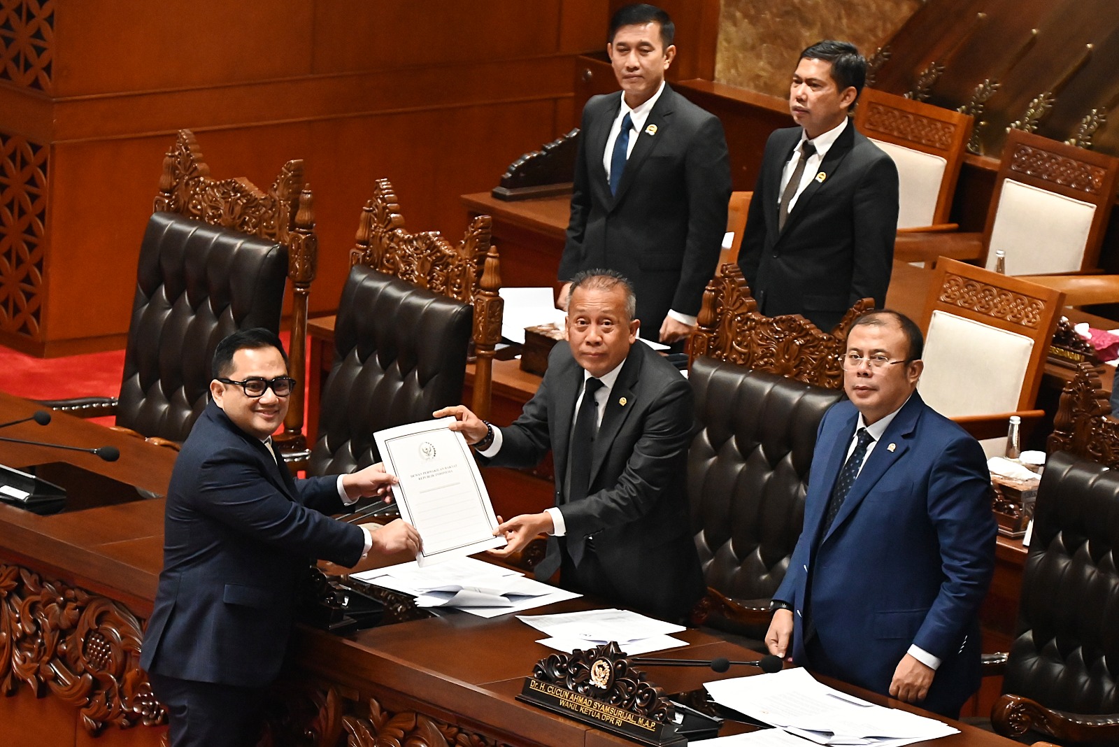 Wakil Ketua DPR Saan Mustopa menerima laporan uji kelayakan calon anggota Ombudsman masa jabatan 2026-2031 yang diserahkan Ketua Komisi II DPR Rifqinizamy Karsayuda di Kompleks Parlemen, Senayan, Jakarta, Selasa (27/1/2026). (Sumber Foto: Runi/Andri/dpr.go.id)