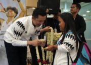 Wamenpora Taufik Hidayat menyambut kepulangan kontingen Indonesia usai berjuang dalam ASEAN Para Games 2025 Thailand. (Sumber Foto: Gilang/kemenpora.go.id)