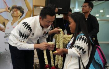 Wamenpora Taufik Hidayat menyambut kepulangan kontingen Indonesia usai berjuang dalam ASEAN Para Games 2025 Thailand. (Sumber Foto: Gilang/kemenpora.go.id)