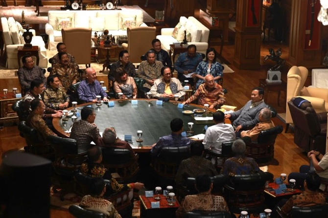 Presiden Prabowo Subianto menerima audiensi Apindo di kediaman pribadi Hambalang, Bogor, Jawa Barat, pada Senin, 9 Februari 2026. (Foto: Dok. BPMI Setpres)