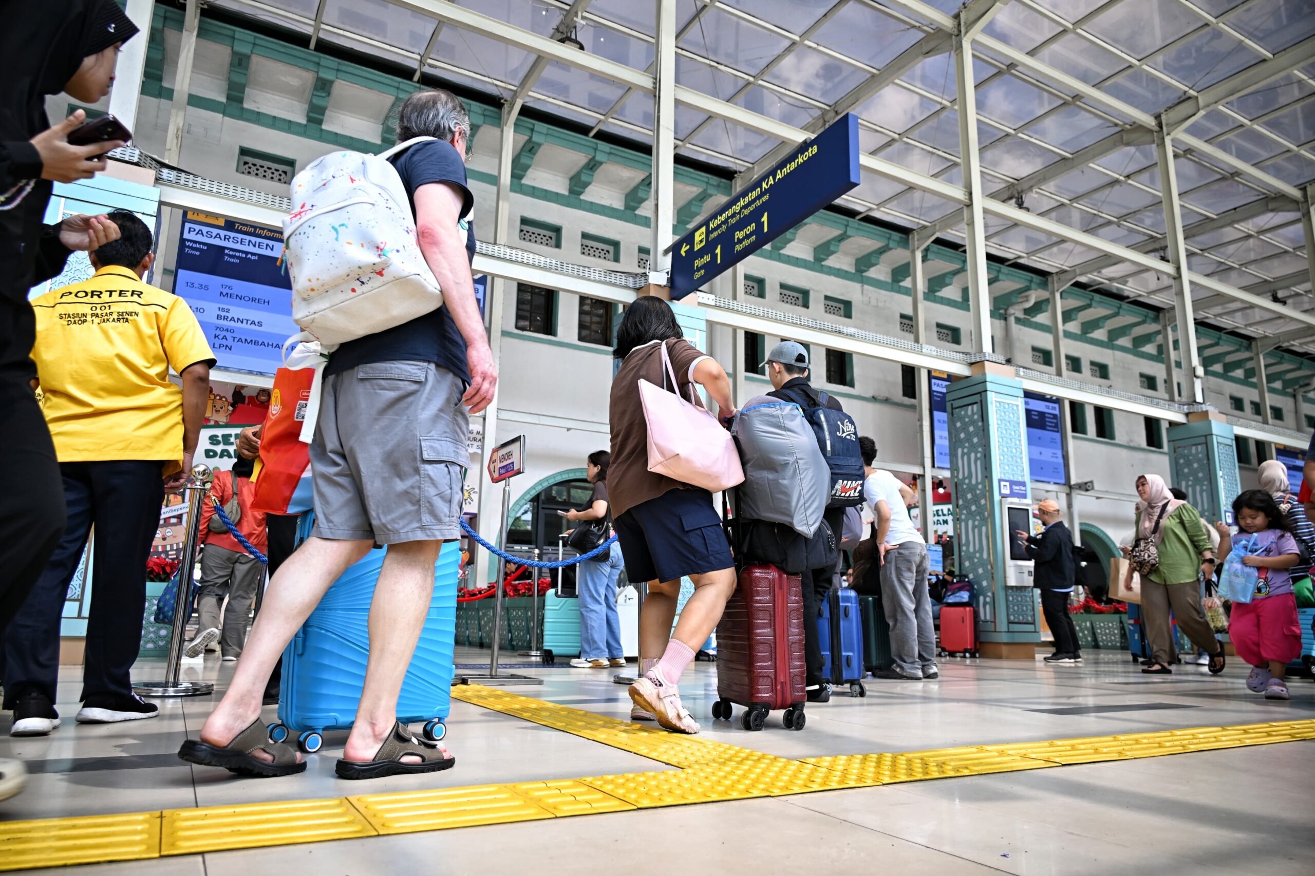 Ilustrasi foto pemudik yang menggunakan jasa transportasi darat kereta api saat libur Lebaran. (Sumber Foto: dephub.go.id)