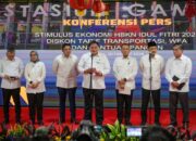 Menko Perekonomian Airlangga Hartarto menyampaikan keterangan pers terkait Paket Stimulus Ekonomi 1-2026 menjelang bulan Ramadhan dan libur Idul Fitri 2026 di Stasiun Gambir, Jakarta, Selasa, 10 Februari 2026. (Sumber Foto: HIM/BPMI Setpres)