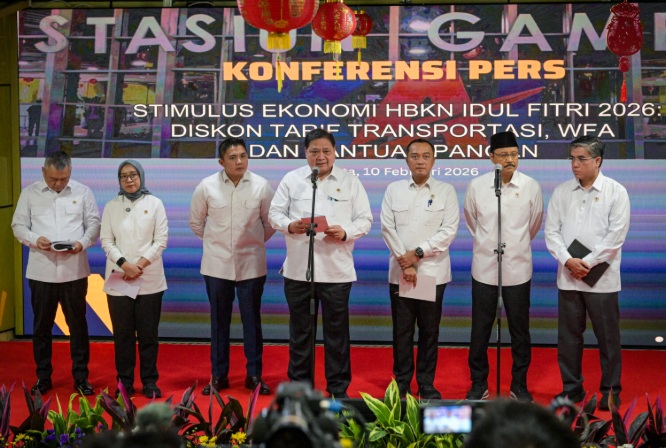 Menko Perekonomian Airlangga Hartarto menyampaikan keterangan pers terkait Paket Stimulus Ekonomi 1-2026 menjelang bulan Ramadhan dan libur Idul Fitri 2026 di Stasiun Gambir, Jakarta, Selasa, 10 Februari 2026. (Sumber Foto: HIM/BPMI Setpres)