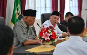 Menhub Dudy Purwagandhi menggelar rapat koordinasi serta memperkuat sinergi bersama Gubernur Sumbar Mahyeldi Ansharullah. (Foto: Dok. Humas Kemenhub)