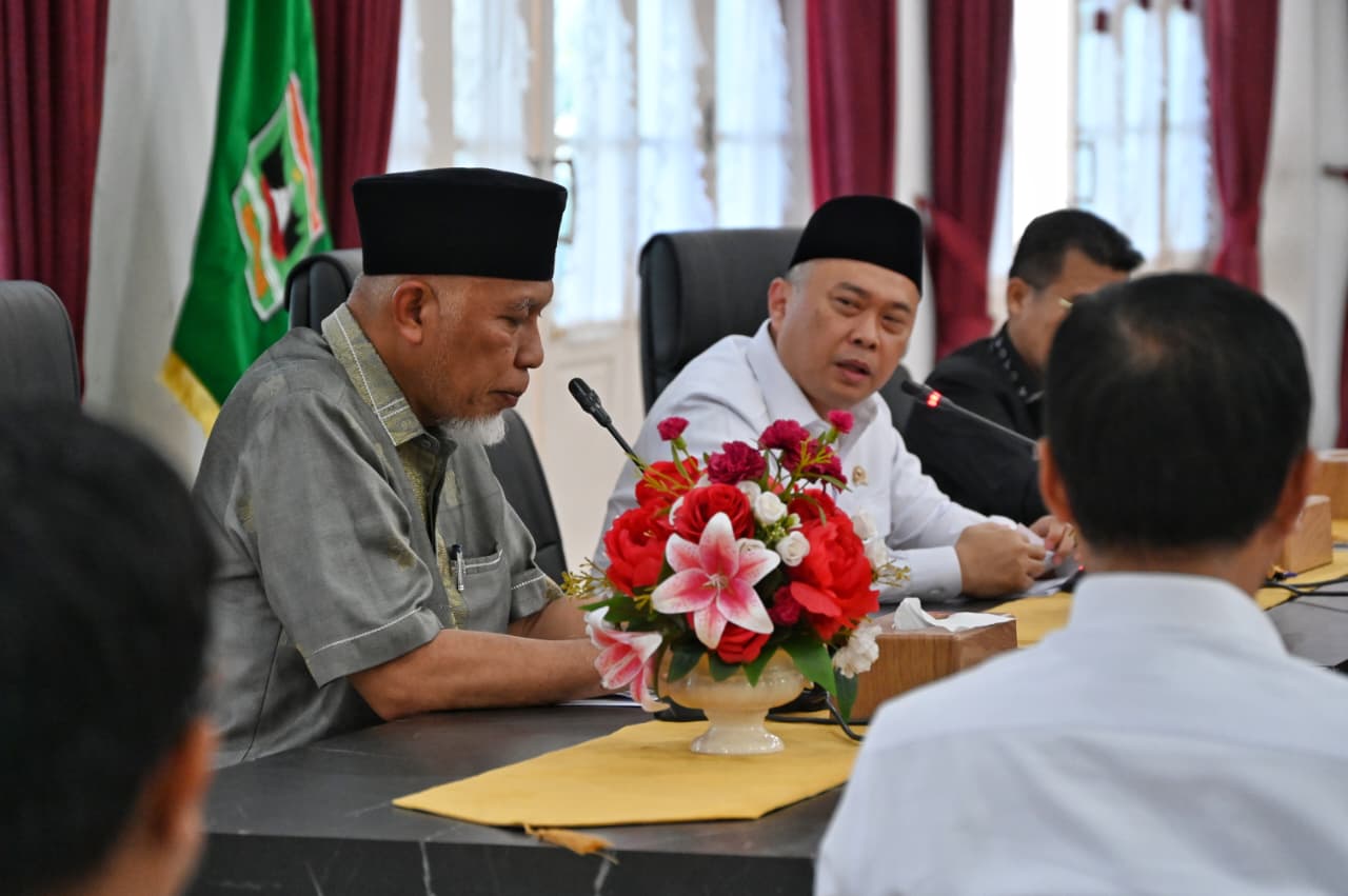 Menhub Dudy Purwagandhi menggelar rapat koordinasi serta memperkuat sinergi bersama Gubernur Sumbar Mahyeldi Ansharullah. (Foto: Dok. Humas Kemenhub)