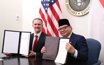 Menko Perekonomian Airlangga Hartarto menandatangani dokumen lampiran perjanjian bersama Duta Besar Jamieson Greer di Kantor United States Trade Representative (USTR), Washington DC, AS, pada Kamis, 19 Februari 2026. (Foto: Dok. BPMI Setpres/Kris)