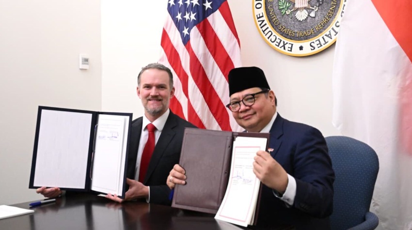 Menko Perekonomian Airlangga Hartarto menandatangani dokumen lampiran perjanjian bersama Duta Besar Jamieson Greer di Kantor United States Trade Representative (USTR), Washington DC, AS, pada Kamis, 19 Februari 2026. (Foto: Dok. BPMI Setpres/Kris)