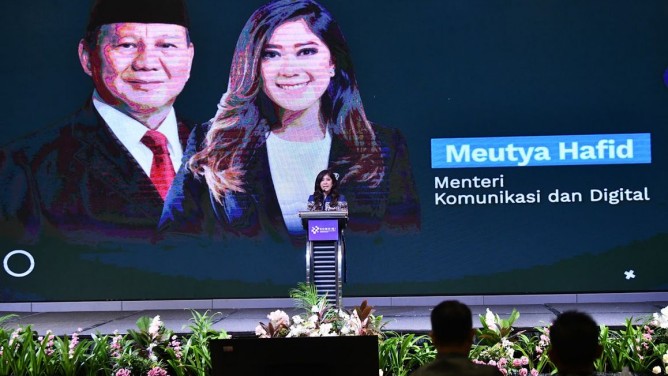 Menkomdigi Meutya Hafid menyampaikan Keynote Speech acara Konvensi Nasional Media Massa Hari Pers Nasional 2026 di Hotel Aston, Serang, Banten, Minggu, 8 Februari 2026. (Sumber Foto: Ardi W/Komdigi)
