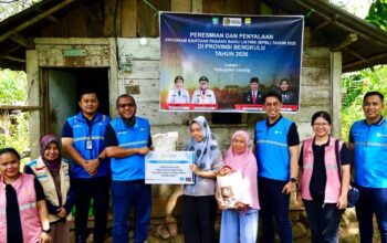 Penyalaan simbolis listrik di rumah warga Lebong menandai perluasan akses energi melalui Program BPBL bagi 473 rumah.