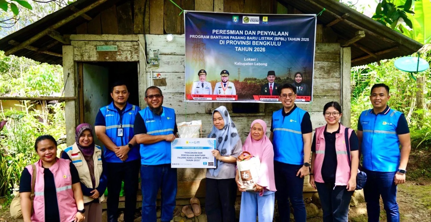 Penyalaan simbolis listrik di rumah warga Lebong menandai perluasan akses energi melalui Program BPBL bagi 473 rumah.
