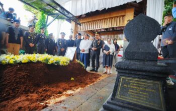 Kapolri Jenderal Listyo Sigit Prabowo menghadiri pemakaman Meriyati Hoegeng di Taman Pemakaman Giri Tama, Desa Tonjong, Kecamatan Tajurhalang, Kabupaten Bogor, Jabar, Rabu, 4 Februari 2026. (Sumber Foto: tribratanews.polri.go.id)