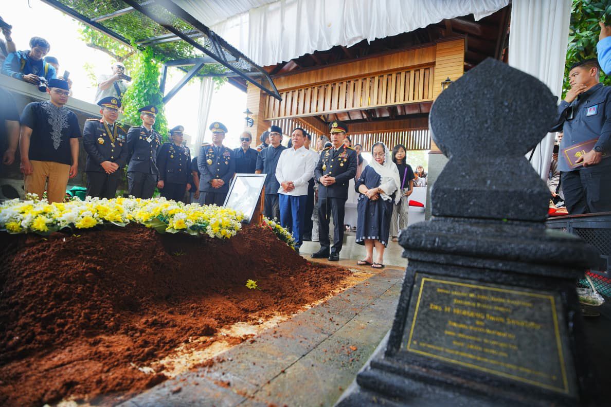 Kapolri Jenderal Listyo Sigit Prabowo menghadiri pemakaman Meriyati Hoegeng di Taman Pemakaman Giri Tama, Desa Tonjong, Kecamatan Tajurhalang, Kabupaten Bogor, Jabar, Rabu, 4 Februari 2026. (Sumber Foto: tribratanews.polri.go.id)