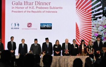 Presiden Prabowo Subianto menyaksikan penandatanganan 11 nota kesepahaman (MoU) senilai USD 38,4 miliar antara pelaku usaha Indonesia dan Amerika Serikat dalam sesi roundtable Business Summit di Gedung US Chamber of Commerce, Washington DC, AS, pada Rabu, 18 Februari 2026. (Foto: Dok. BPMI Setpres/Cahyo)