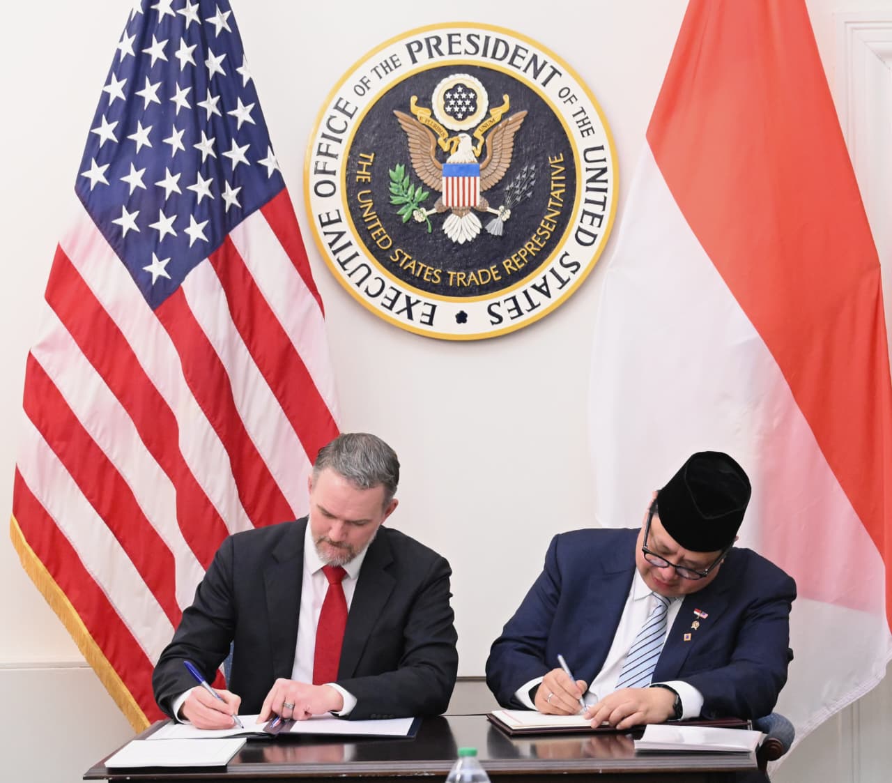 Pemerintah Indonesia dan pemerintah Amerika Serikat resmi menandatangani Perjanjian Perdagangan Timbal Balik bertajuk "Toward a New Golden Age for the US–Indonesia Alliance" di Washington DC, pada Kamis, 19 Februari 2026. (Foto: Dok. BPMI Setpres)