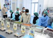 Presiden Prabowo Subianto meninjau langsung Satuan Pelayanan Pemenuhan Gizi (SPPG) Polri di Palmerah, Jakarta, pada Jumat, 13 Februari 2026. (Foto: Dok. BPMI Setpres/Cahyo)