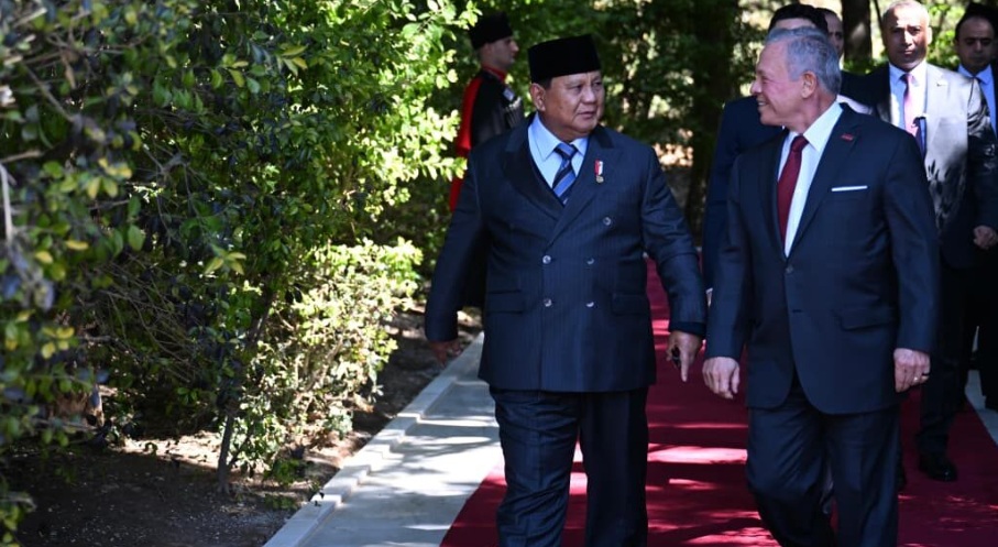 Raja Abdullah II bin Al Hussein menyambut kedatangan Presiden Prabowo Subianto di Istana Basman, Amman, Yordania, pada Rabu, 25 Februari 2026. (Foto: Dok. BPMI Setpres/Cahyo)