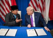 Presiden Prabowo Subianto dan Presiden Donald Trump meneken perjanjian perdagangan di Washington DC, Amerika Serikat, pada Kamis, 19 Februari 2026. (Sumber Foto: White House)