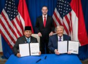 Presiden Prabowo Subianto dan Presiden Donald Trump menandatangani perjanjian perdagangan bersejarah di Washington, D.C, Amerika Serikat, pada Kamis, 19 Februari 2026. (Foto: Dok. BPMI Setpres)