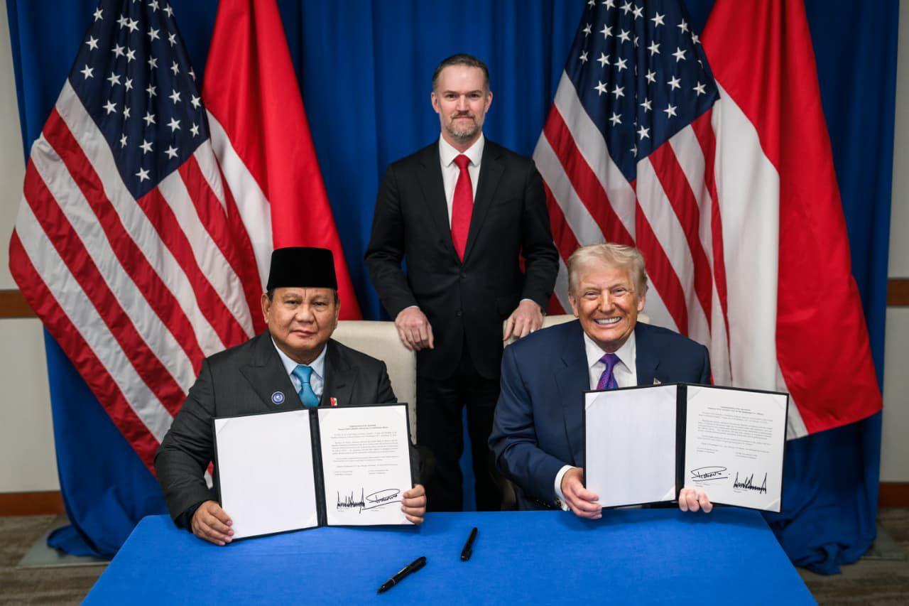 Presiden Prabowo Subianto dan Presiden Donald Trump menandatangani perjanjian perdagangan bersejarah di Washington, D.C, Amerika Serikat, pada Kamis, 19 Februari 2026. (Foto: Dok. BPMI Setpres)