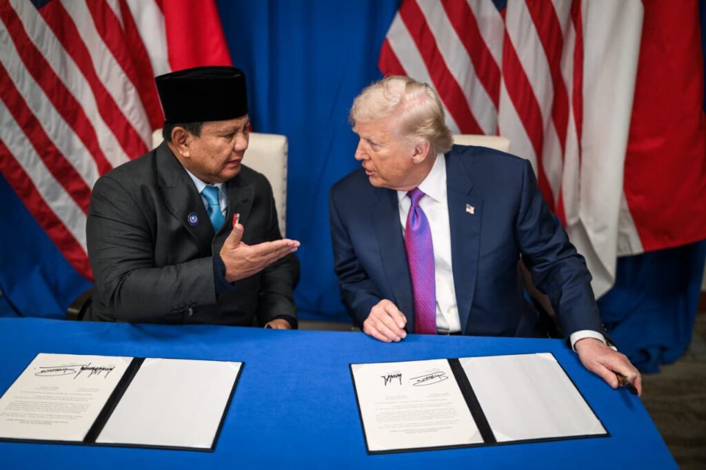 Presiden Prabowo Subianto dan Presiden Donald Trump meneken perjanjian perdagangan di Washington DC, Amerika Serikat, pada Kamis, 19 Februari 2026. (Sumber Foto: White House)
