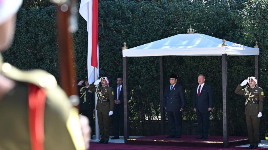 Raja Abdullah II bin Al Hussein menyambut kedatangan Presiden Prabowo Subianto di Istana Basman, Amman, Yordania, pada Rabu, 25 Februari 2026. (Foto: Dok. BPMI Setpres/Cahyo)