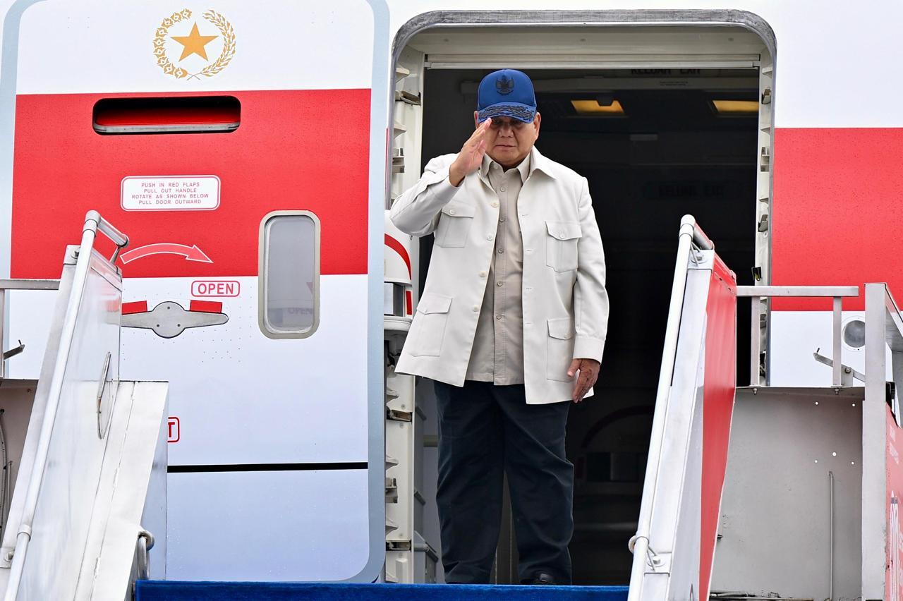 Pesawat yang membawa Presiden Prabowo dan rombongan terbatas lepas landas dari Lanud Halim Perdanakusuma, Jakarta, Senin (16/02/2026), menuju Washington DC, Amerika Serikat. (Foto: Dok. BPMI Setpres)