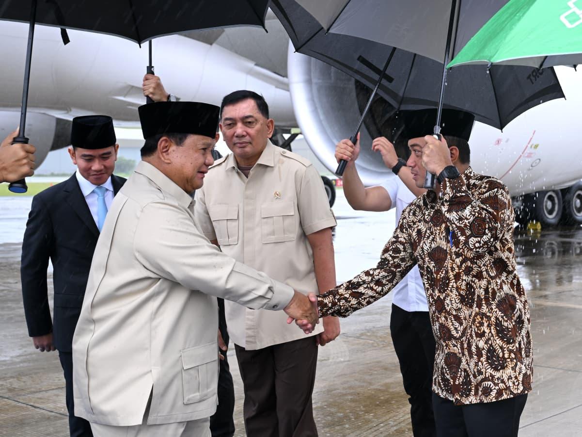 Presiden Prabowo Subianto tiba di Lanud Halim Perdanakusuma, Jakarta, Jumat (27/02/2026), usai menuntaskan rangkaian lawatan luar negerinya. (Foto: Dok. BPMI Setpres)