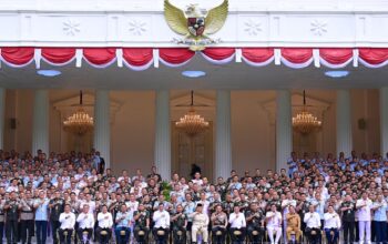 Presiden Prabowo memberikan pengarahan kepada para peserta Rapim TNI-Polri yang digelar di halaman tengah Istana Kepresidenan, Jakarta, Senin, 9 Februari 2026. (Foto: Dok. BPMI Setpres)