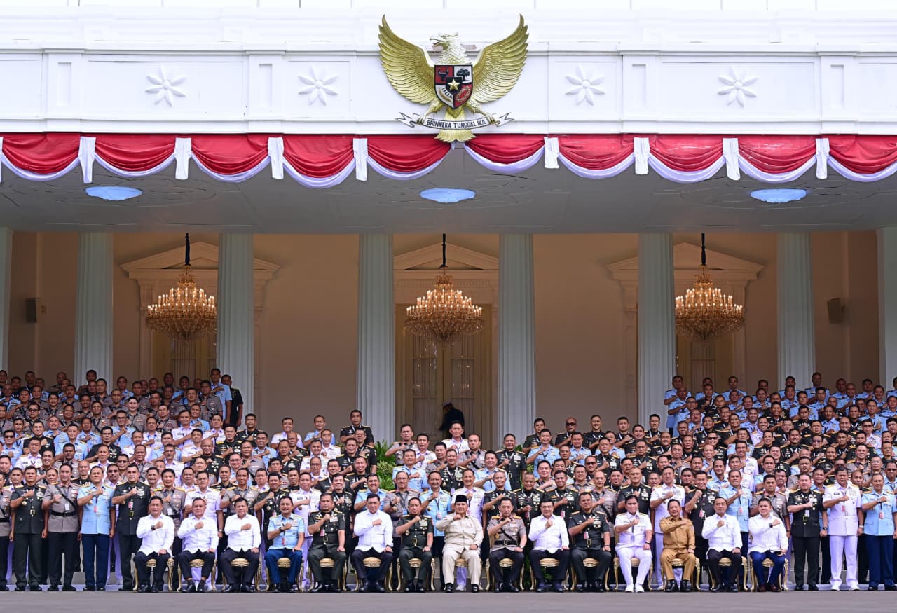 Presiden Prabowo memberikan pengarahan kepada para peserta Rapim TNI-Polri yang digelar di halaman tengah Istana Kepresidenan, Jakarta, Senin, 9 Februari 2026. (Foto: Dok. BPMI Setpres)