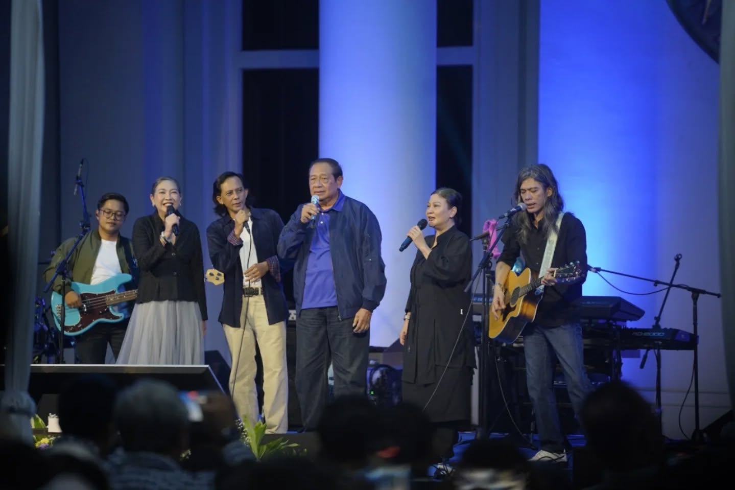 Presiden ke-6 RI Susilo Bambang Yudhoyono menggelar konser Tribute to Koes Plus di Plaza Museum & Galeri SBY-Ani, Pacitan, Jawa Timur, Sabtu, 7 Februari 2026. (Foto: Dok. Humas Pemkab Pacitan)