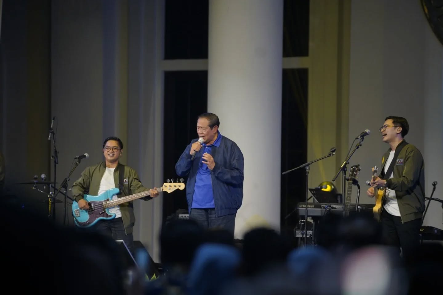 Presiden ke-6 RI Susilo Bambang Yudhoyono menggelar konser Tribute to Koes Plus di Plaza Museum & Galeri SBY-Ani, Pacitan, Jawa Timur, Sabtu, 7 Februari 2026. (Foto: Dok. Humas Pemkab Pacitan)
