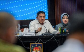 Seskab Teddy Indra Wijaya saat konferensi pers terkait Percepatan Pemulihan Pasca-Bencana Sumatera digelar di Kantor Kemendagri, Jakarta, Rabu (11/2/2026). (Sumber Foto: setkab.go.id)