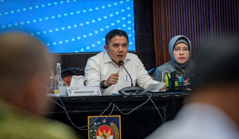 Seskab Teddy Indra Wijaya saat konferensi pers terkait Percepatan Pemulihan Pasca-Bencana Sumatera digelar di Kantor Kemendagri, Jakarta, Rabu (11/2/2026). (Sumber Foto: setkab.go.id)
