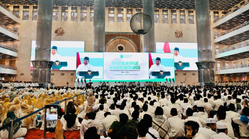 Presiden Prabowo menyampaikan taklimatnya pada acara Bersatu dalam Munajat untuk Keselamatan Bangsa serta Pengukuhan dan Ta’aruf Pengurus MUI Masa Khidmat 2025–2030 di Masjid Istiqlal, Jakarta, pada Sabtu, 7 Februari 2026. (Dok. Foto: BPMI Setpres/Laily Rachev)