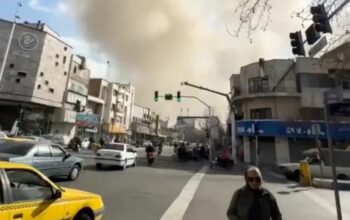 Asap mengepul setelah ledakan, usai Israel dan AS melancarkan serangan terhadap Iran, di Kota Teheran, Iran, dalam tangkapan layar ini yang diperoleh dari video media sosial yang dirilis pada Sabtu, 28 Februari 2026. (Sumber: Media Sosial via Reuters/Al Jazeera)