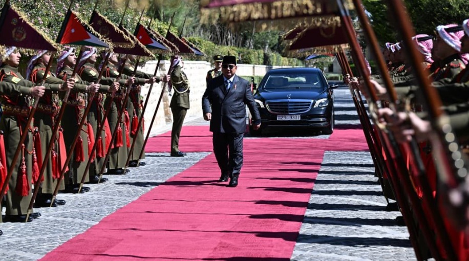 Presiden Prabowo Subianto menerima upacara penghormatan di Istana Basman, Amman, Yordania, pada Rabu, 25 Februari 2026. (Foto: Dok. BPMI Setpres/Cahyo)