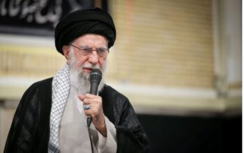 Pemimpin Tertinggi Iran Ayatollah Ali Khamenei. (Sumber Foto: Kantor Pemimpin Tertinggi Iran/WANA/Handout via Reuters)