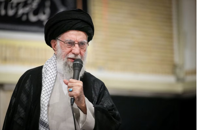 Pemimpin Tertinggi Iran Ayatollah Ali Khamenei. (Sumber Foto: Kantor Pemimpin Tertinggi Iran/WANA/Handout via Reuters)