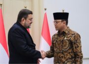 Menlu Sugiono menyampaikan surat dukacita kepada Duta Besar Iran untuk Indonesia, Mohammad Boroujerdi, di Jakarta pada Rabu, 4 Maret 2026. (Foto: Dok. BPMI Setpres/Istimewa)
